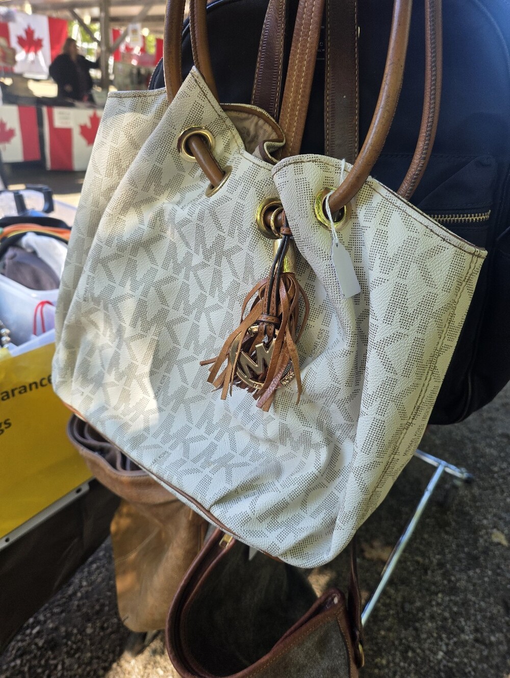 Michael KORS Tote in Beige and Gold with Logo Accents